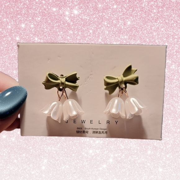 ❗️5/$25❗️NWT Chic Olive Bow and White Petal Earrings - Picture 2 of 4